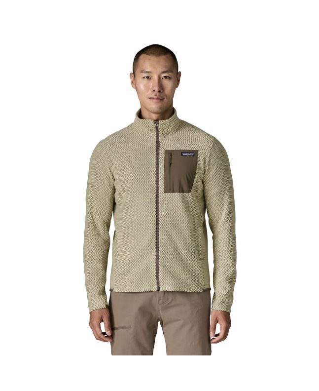 Hombre con chaqueta polar técnica Patagonia R1 Air Fleece Jacket beige Pelican