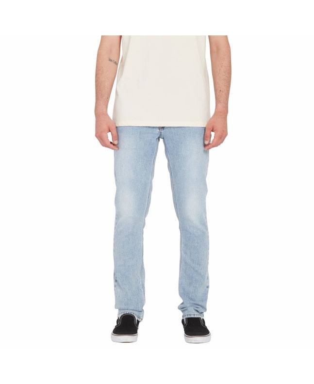 Hombre con pantalón vaquero Volcom Vorta Denim Slim Heavy Worn Faded