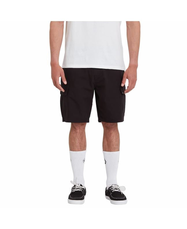 Hombre con pantalón corto Volcom March Cargo Negro 