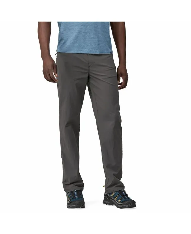Hombre con Pantalones de senderismo Patagonia M's Quandary Pants Regular Grises