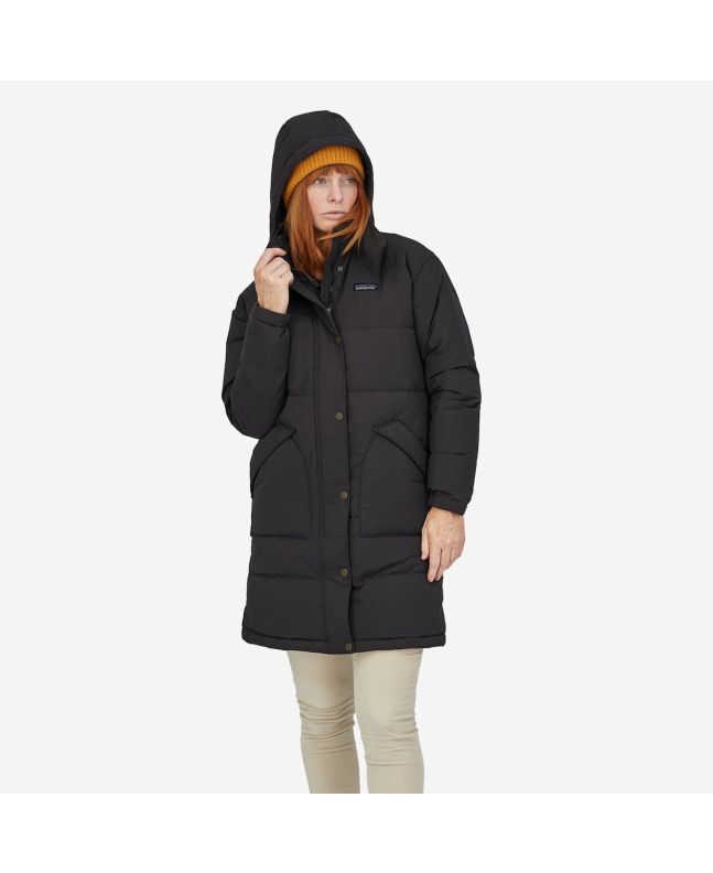 Mujer con parka Patagonia W's Downdrift negra