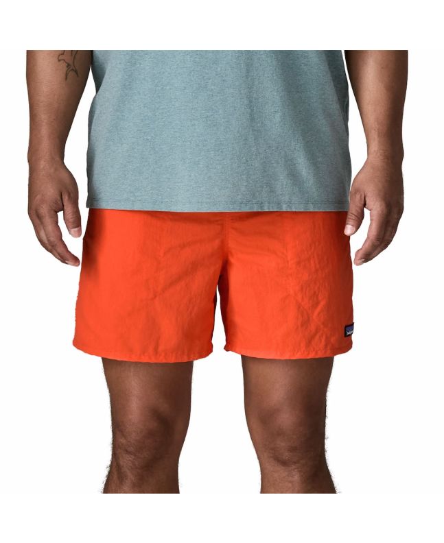 Hombre con Bañadaor Patagonia M's Baggies Shorts 5" Naranjas