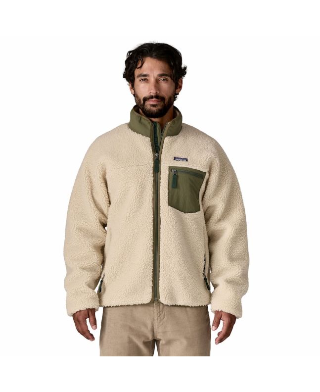 Hombre con chaqueta de forro polar Patagonia Classic Retro X Beige y Verde 