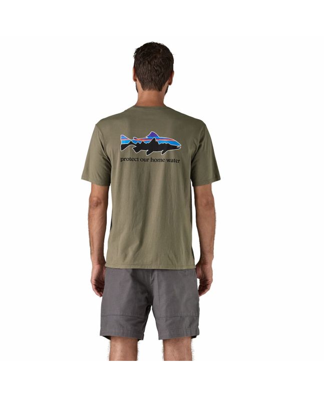 Hombre con camiseta Patagonia Home Water Trout Organic color verde River Rock Green, con gráfico de trucha y mensaje "protect our home water