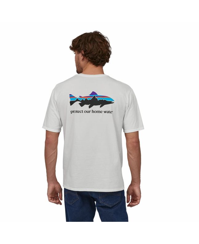 Hombre con con camiseta orgánica Patagonia blanca Home Water Trout y gráfico trucha en la espalda