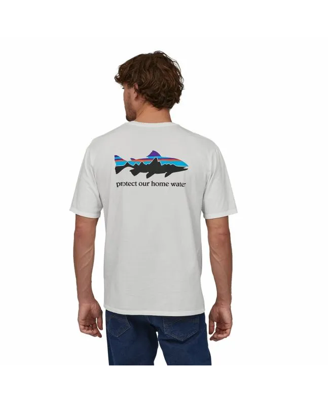 Hombre con con camiseta orgánica Patagonia blanca Home Water Trout y gráfico trucha en la espalda
