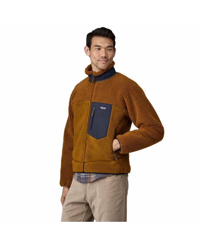 Hombre con chaqueta de forro polar Patagonia M's Classic Retro X color marrón