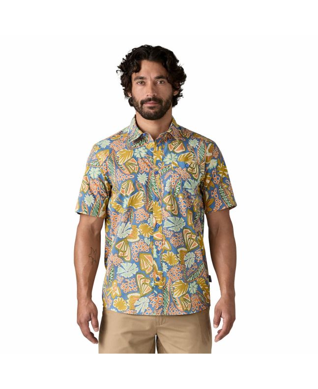 Hombre con camisa Patagonia Men's Go To Shirt Flourish Abundant Blue