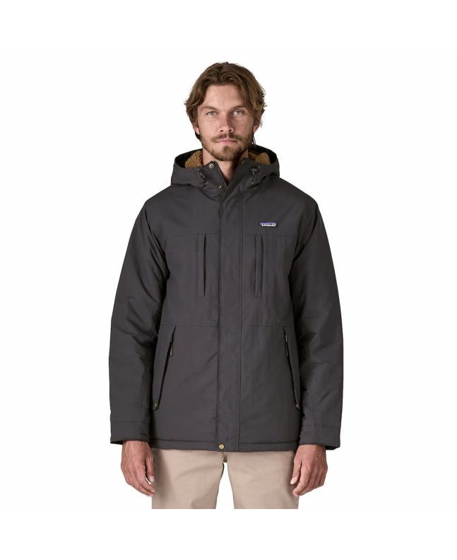 Hombre con parka Patagonia Men's Isthmus color negro tinta