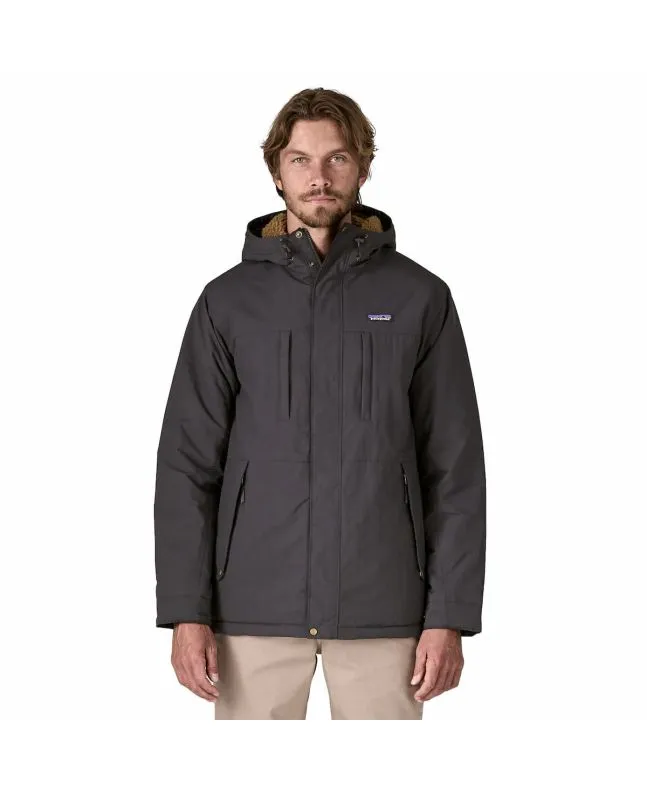 Hombre con parka Patagonia Men's Isthmus color negro tinta