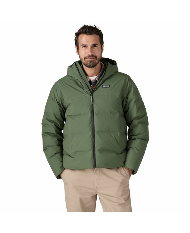 Hombre con plumífero Patagonia Jackson Glacier Jacket Verde Pino 