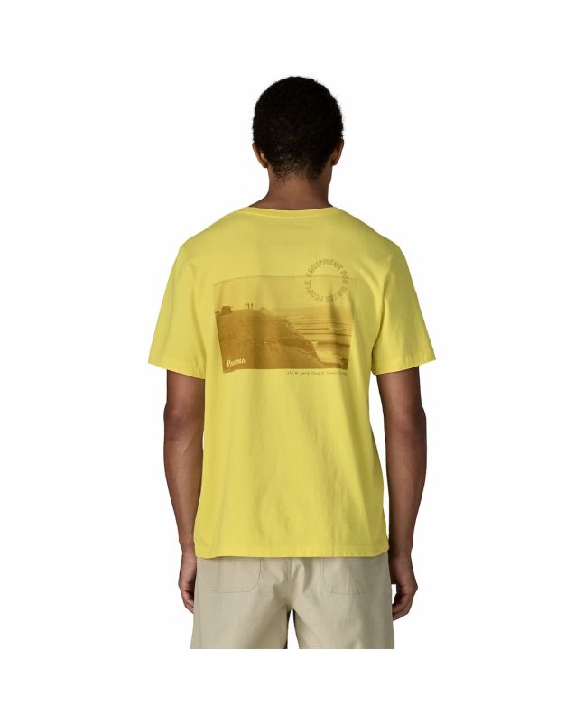 Hombre con camiseta Patagonia Water People Spotter Amarilla gráfico Mountain of Storms