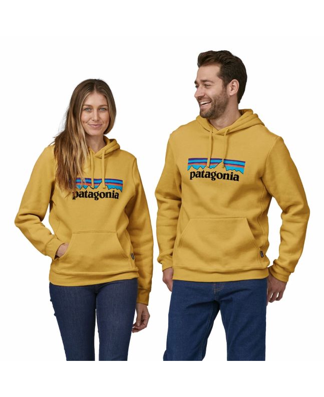 Mujer y hombre con sudadera de capucha Patagonia P-6 logo Uprisal Hoody amarilla 