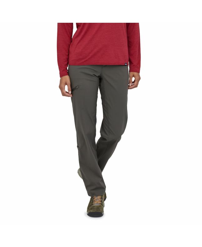 Mujer con Pantalón de senderismo Patagonia Women's Quandary Regular gris 
