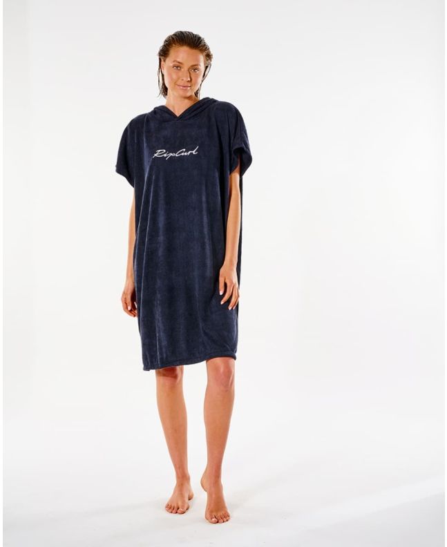 Mujer con poncho cambiador Rip Curl Script Hooded Towel negro