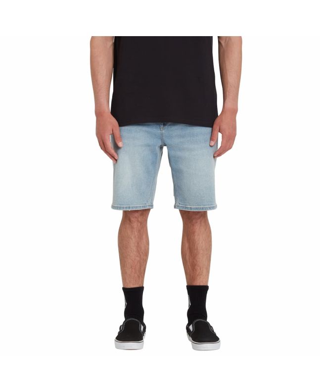 Hombre con short vaquero Volcom Solver Denim azul Worker Indigo Vintage 