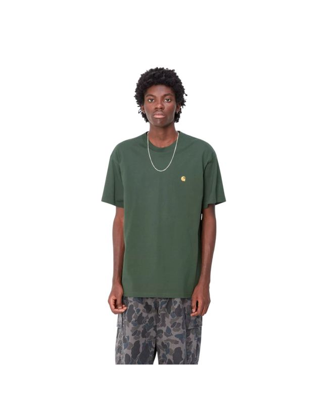 Hombre con camiseta de manga corta Carhartt WIP Chase Verde Sicomoro con logo dorado