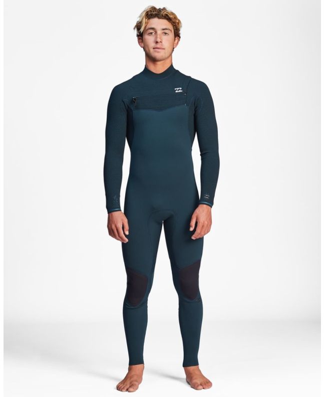 Hombre con traje de neopreno con cremallera en el pecho Billabong Furnace Comp 4/3mm azul
