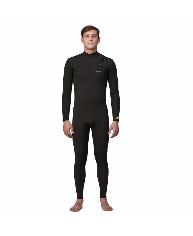 Hombre con traje de surf con cremallera frontal Patagonia R3 Yulex Regulator Negro 