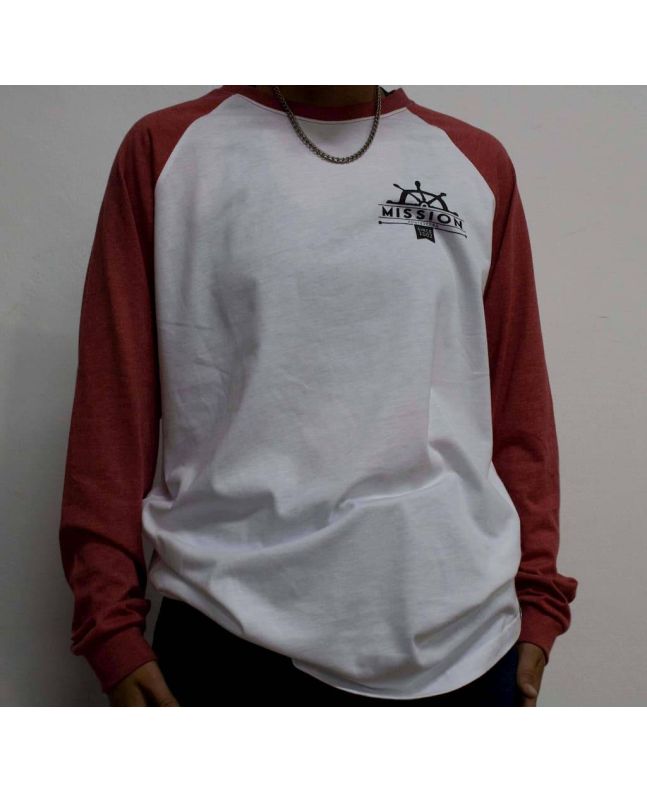 Camiseta de Manga Larga Mission®️ Ranglan Corpo para Hombre blanca con las mangas rojas Frontal