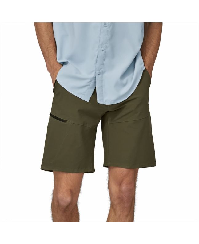 Hombre con bermudas de senderismo Patagonia Men's Altvia Trail Shorts 10" Verdes