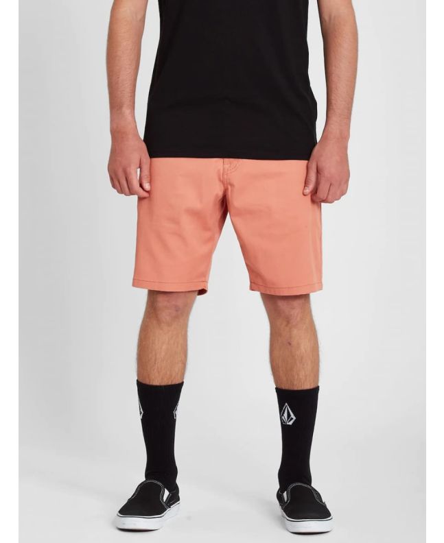 Hombre con bermudas Volcom Frickin Modern Stretch 19" Naranjas