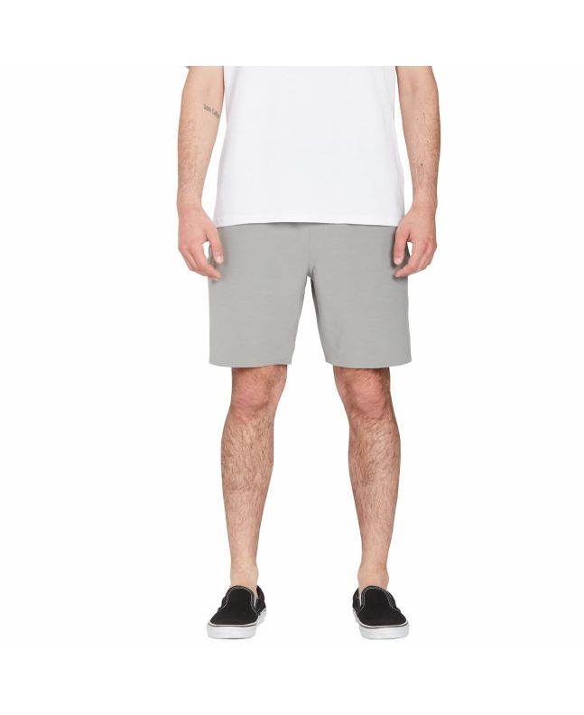 Hombre con Pantalón corto híbrido Volcom Wrecpack Hybrid 19" Moonbeam gris