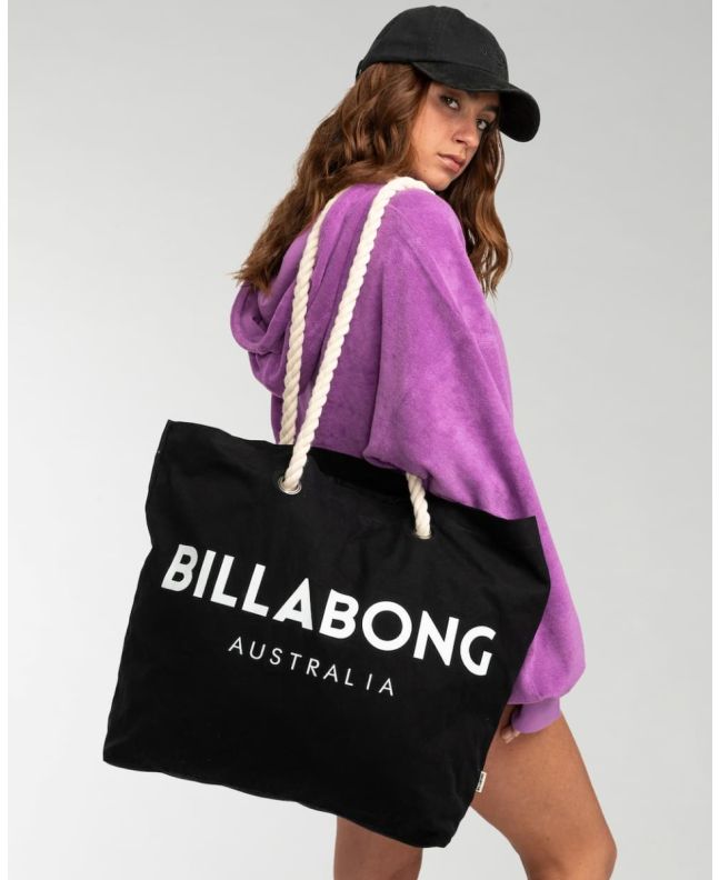 Mujer con bolsa de playa extragrande Billabong Essential negra