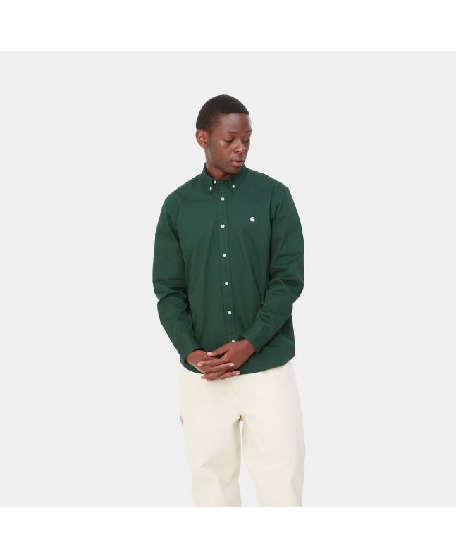 Hombre con camisa de manga larga Carhartt WIP Madison Shirt verde con logo blanco cera
