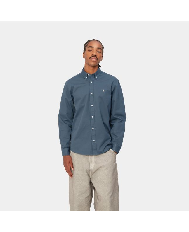Hombre con camisa de manga larga Carhartt WIP Madison Shirt azul con logo blanco