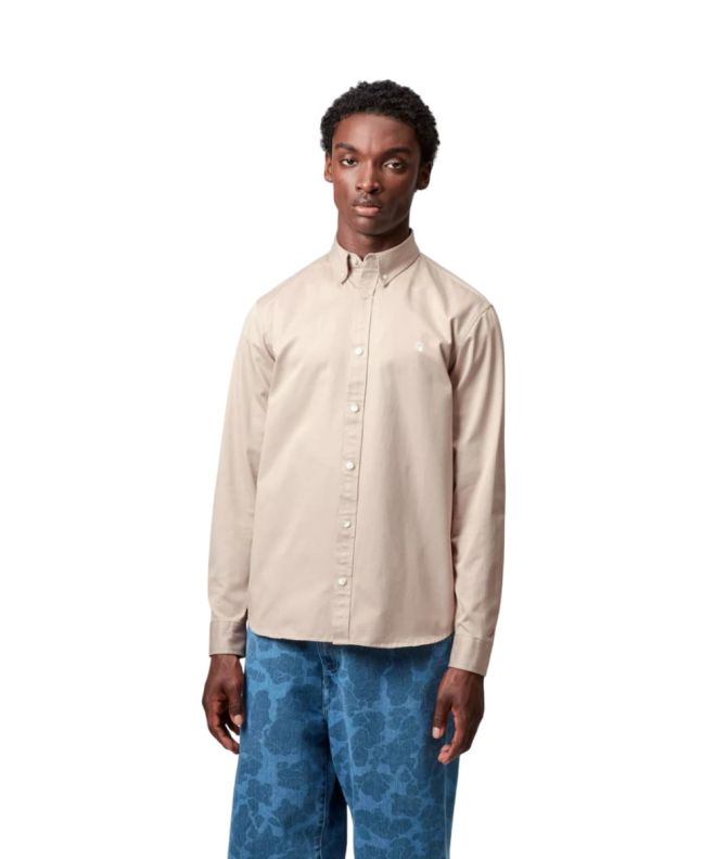 Hombre con camisa de manga larga Carhartt WIP Madison Shirt color Fleur de Sel/Wax