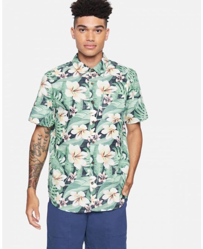 Hombre con Camisa Surfera Hurley Cabana en color verde con estampado floral  