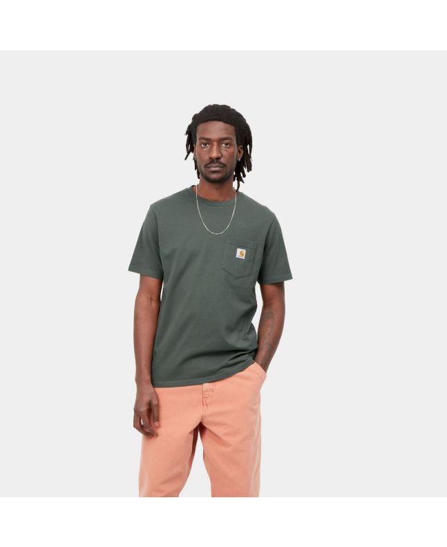 Hombre con camiseta de manga corta con bolsillo Carhartt WIP Pocket T-Shirt verde