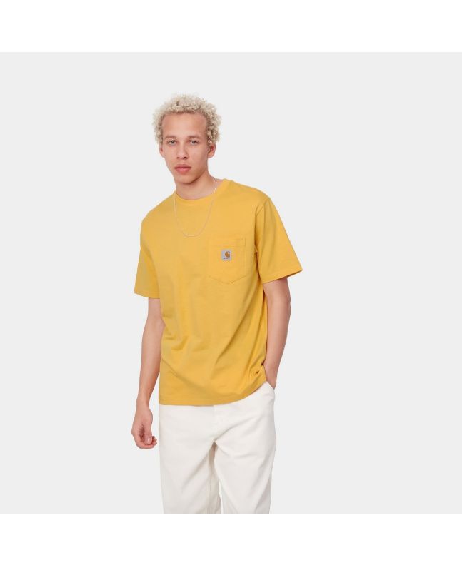 Hombre con camiseta de manga corta con bolsillo Carhartt WIP Pocket T-Shirt amarilla