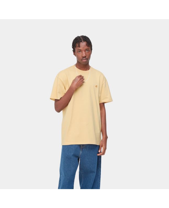 Hombre con camiseta de manga corta Carhartt WIP Chase amarilla con logo dorado