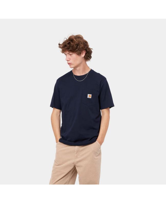 Hombre con Camiseta de manga corta con bolsillo Carhartt WIP Pocket azul marino oscuro