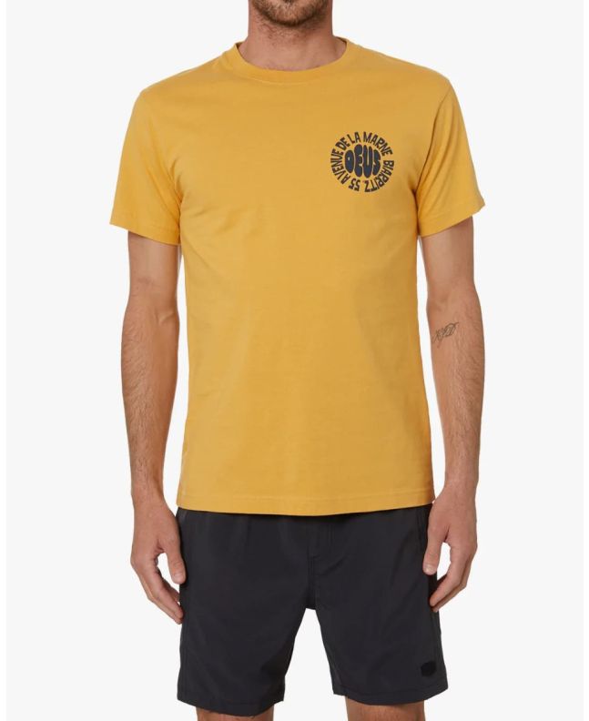 Hombre con camiseta surfera de manga corta Deus Ex Machina Biarritz Surf amarilla