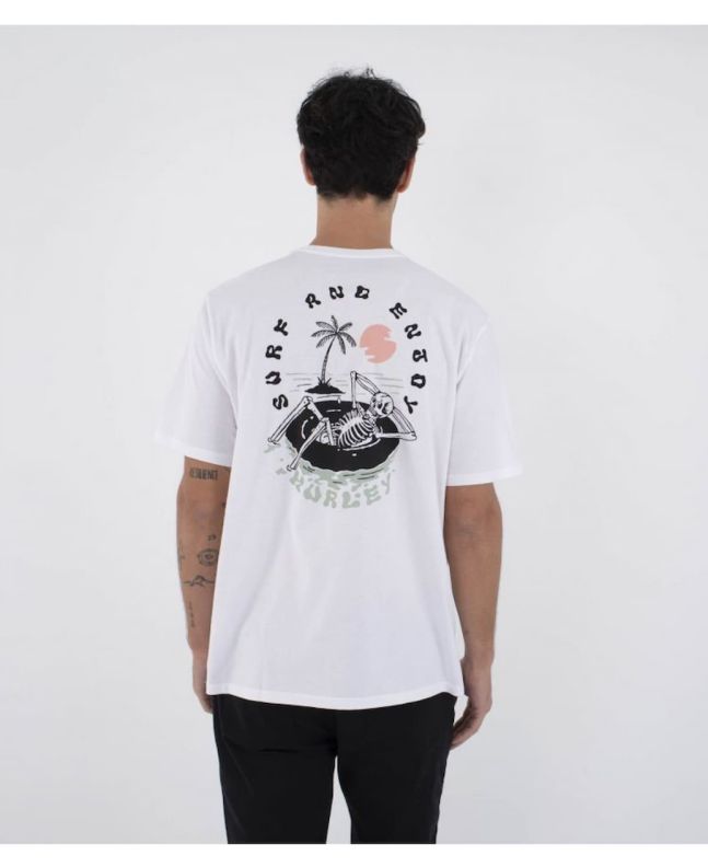 Hombre con Camiseta Hurley Floatin blanca con gráfico de esqueleto y texto “Surf and Enjoy”