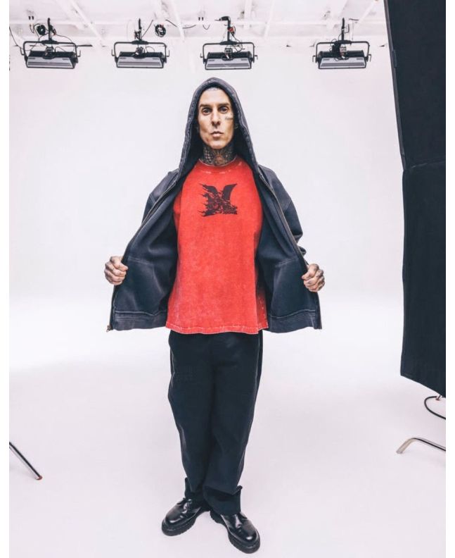 Travis Barker con camiseta de manga corta Hurley Face Death en color rojo