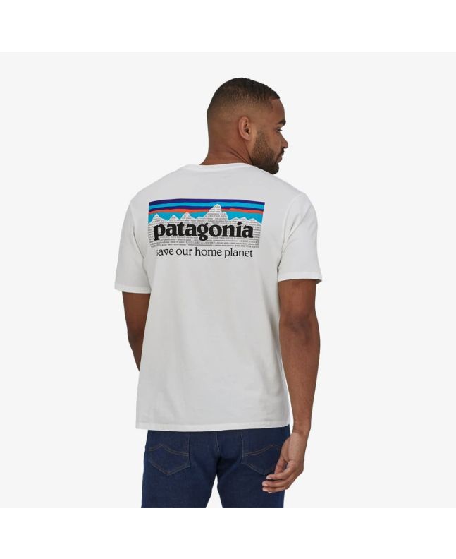 Hombre con Camiseta orgánica de manga corta Patagonia M's P-6 Mission Organic blanca