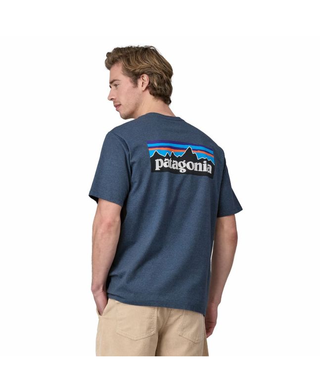 Hombre con Camiseta de manga corta Patagonia M's P-6 Logo Responsibili-Tee Azul Utilitario