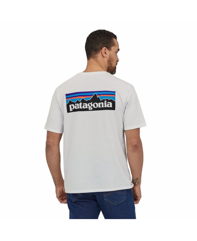 Hombre con camiseta de manga corta Patagonia P-6 Logo Responsibili-Tee Blanca 