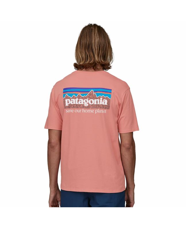 Hombre con Camiseta Orgánica de manga corta Patagonia Men's P-6 Mission Organic rosa