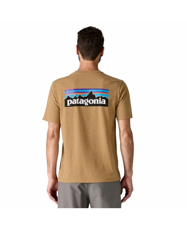 Hombre con Camiseta de manga corta Patagonia Men's P-6 Logo Responsibili-Tee Talon Gold