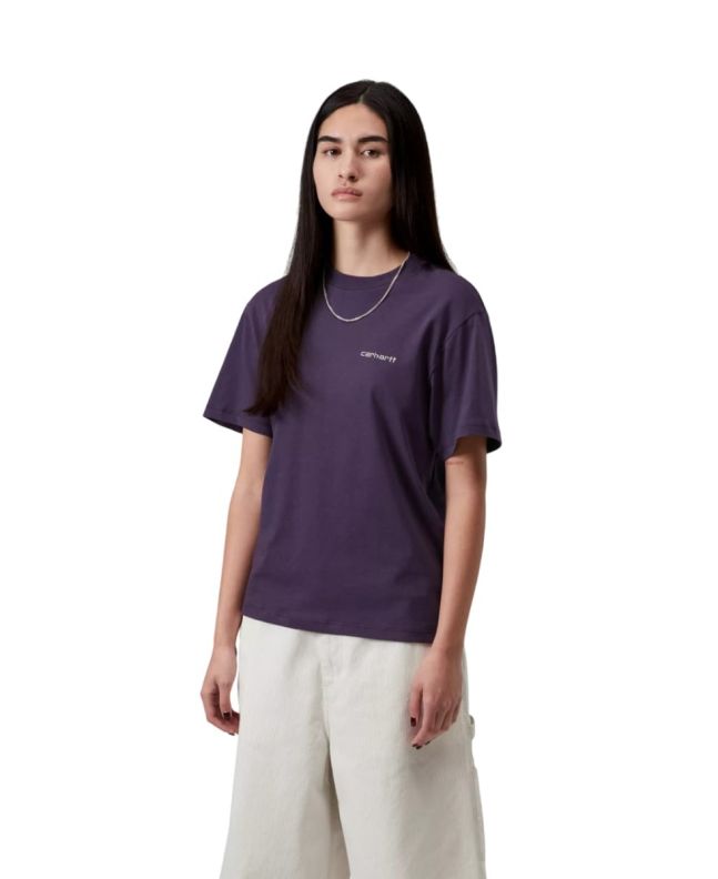 Mujer con camiseta Carhartt WIP Script Embroidery morada con logo bordado en beige