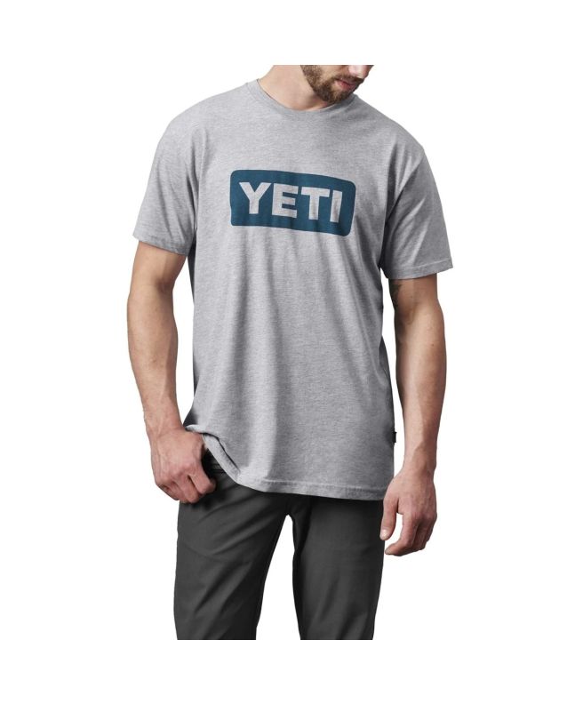 Hombre con camiseta de manga corta Yeti Logo Badge Premium C&S gris y azul marino
