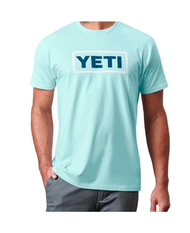 Hombre con camiseta de manga corta Yeti Premium Logo Badge C&S azul celeste