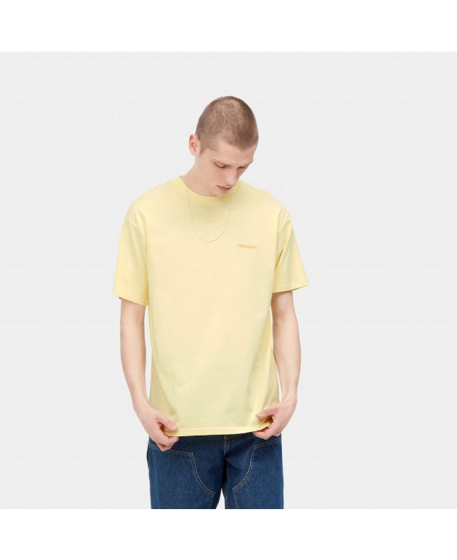 Hombre con camiseta de manga corta Carhartt WIP Script Embroidery amarilla