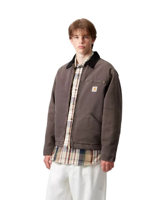 Hombre con chaqueta workwear Carhartt WIP OG Detroit Jacket Tobacco-Black (Stone Canvas)