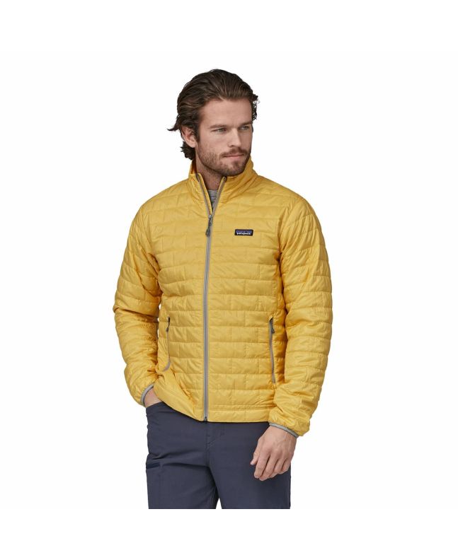 Hombre con cazadora acolchada Patagonia Men's Nano Puff Jacket amarilla